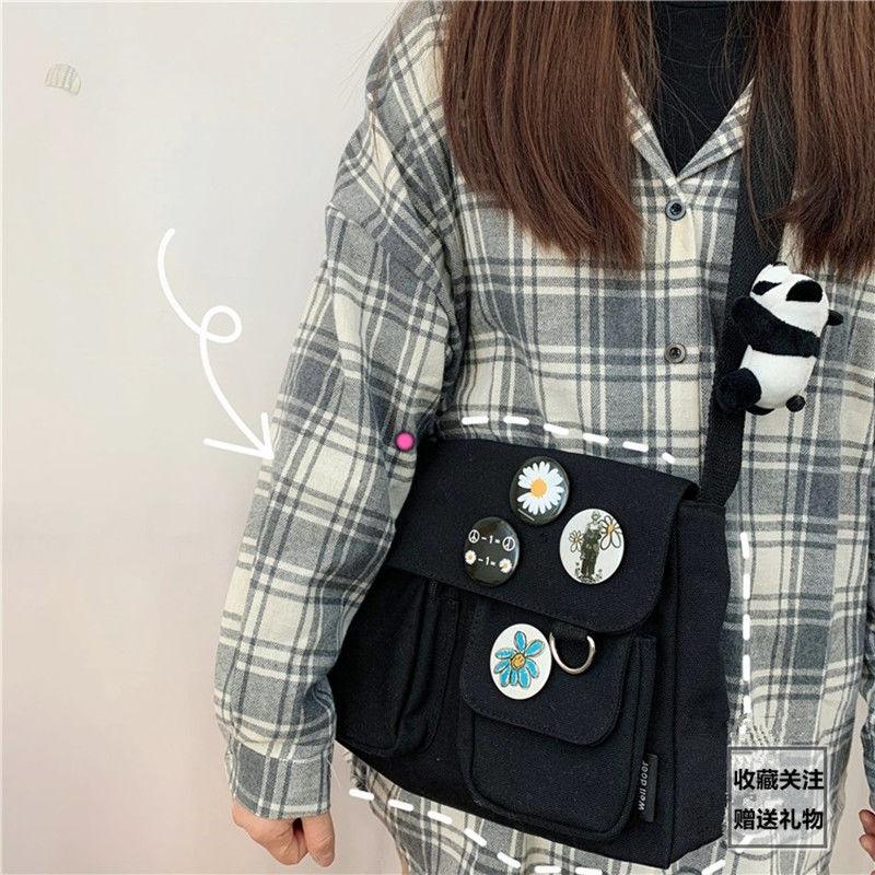 Bolsa Feminina Transversal Basic Flower + Brinde Fofo BS-FM02 LojasStonks Margaridas Negras + Panda 