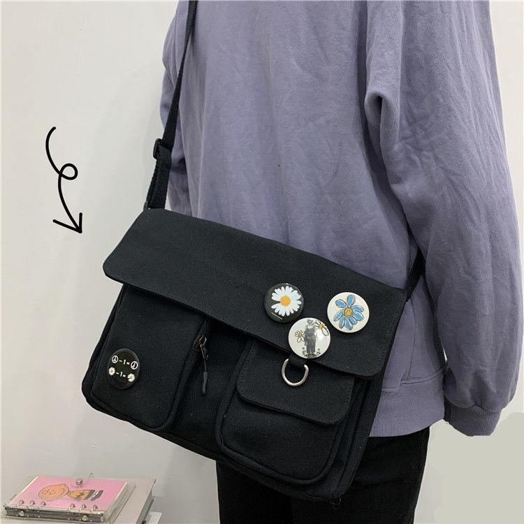 Bolsa Feminina Transversal Basic Flower + Brinde Fofo BS-FM02 LojasStonks Margaridas Negras + Sapo 